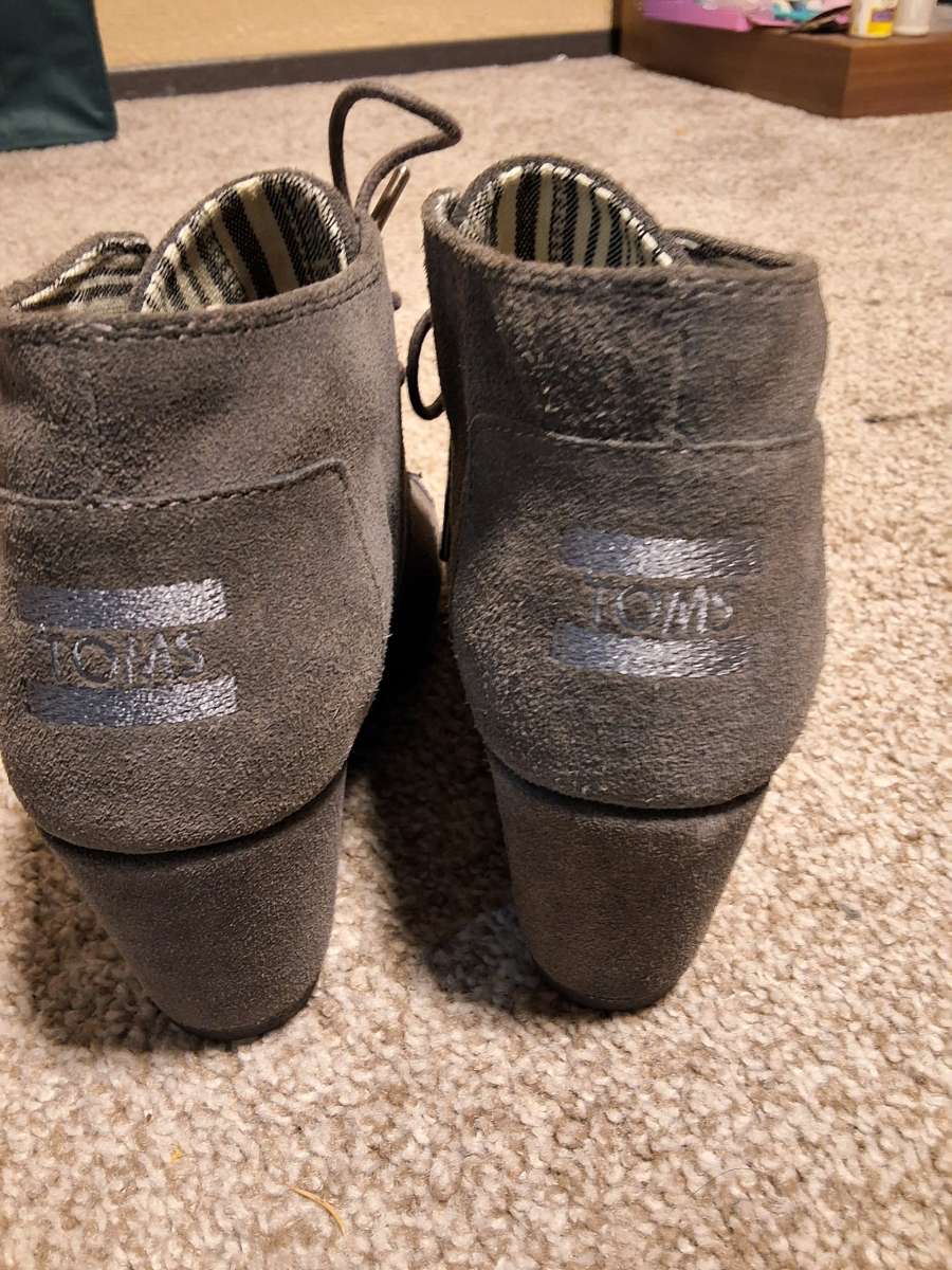 2pairs of womens shoes