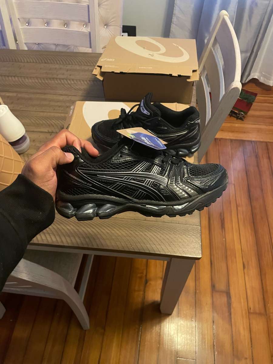 ASICS Kayano 14 in black and grey size 8