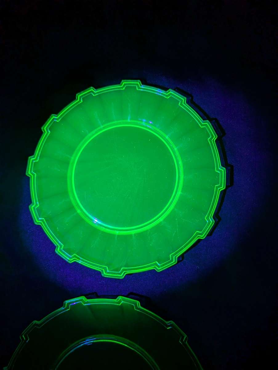 Rare Vintage Uranium glass Wagon Wheel set of plates