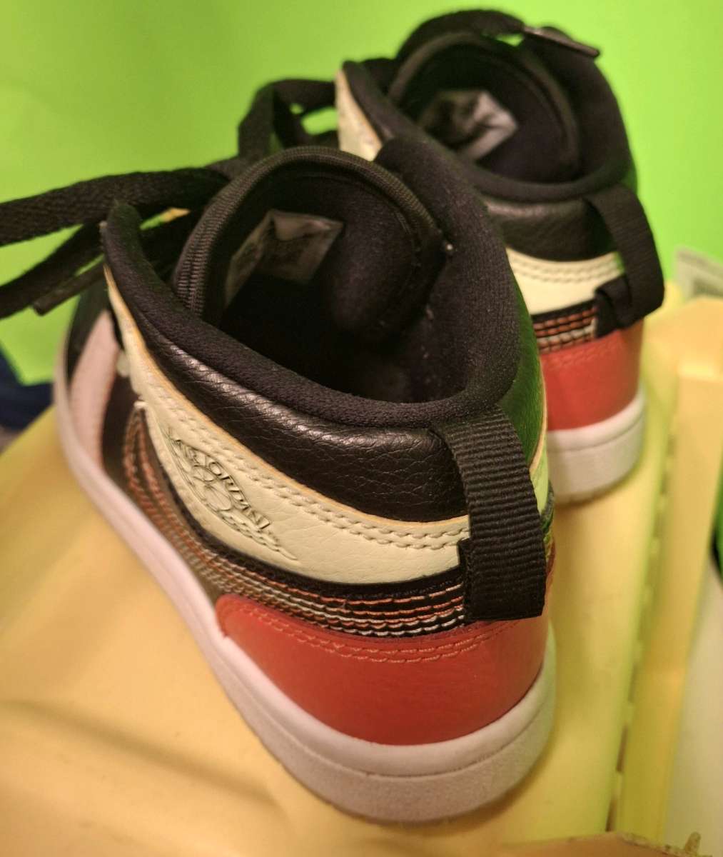 Nike Air Jordan 1 Mid Size 13 Sneaker Glow In The Dark