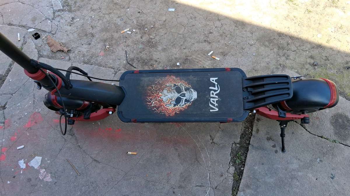 tengo scooter varla con cargador original