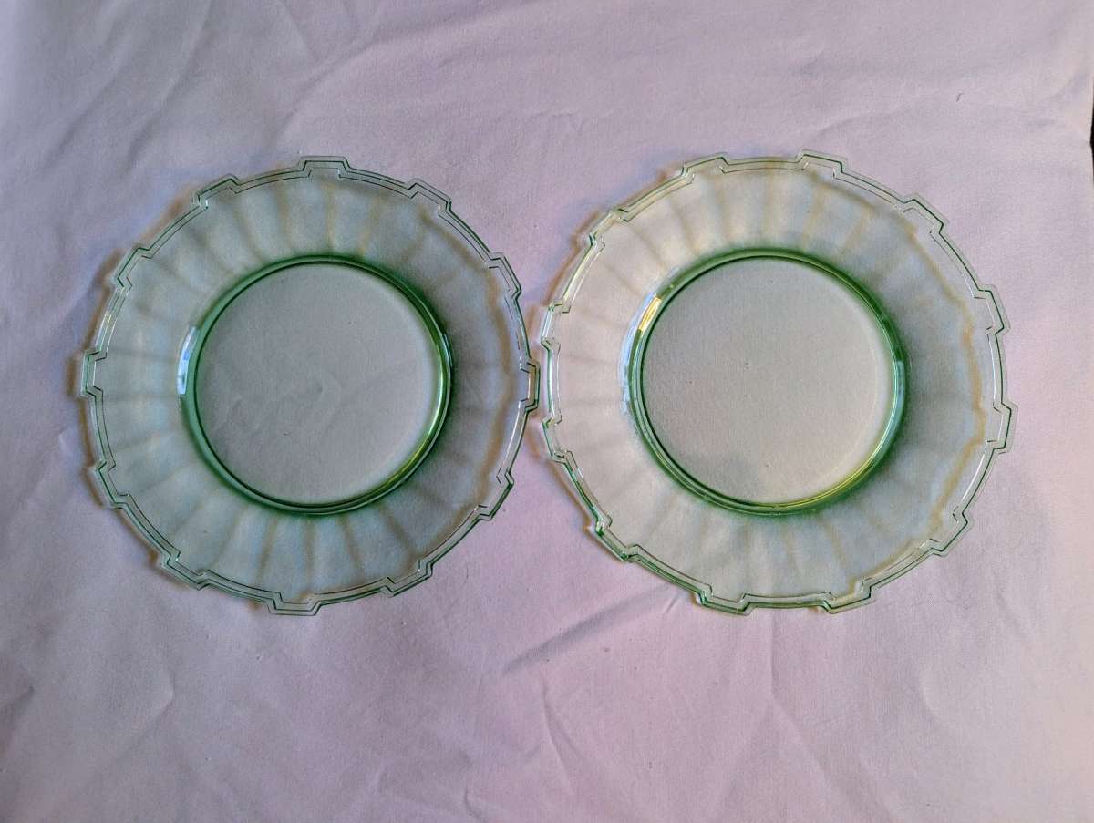 Rare Vintage Uranium glass Wagon Wheel set of plates