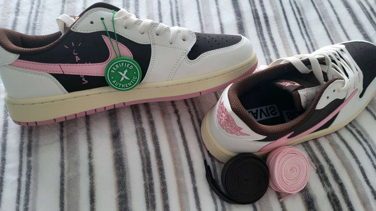 Jordan 1 low travis scotts