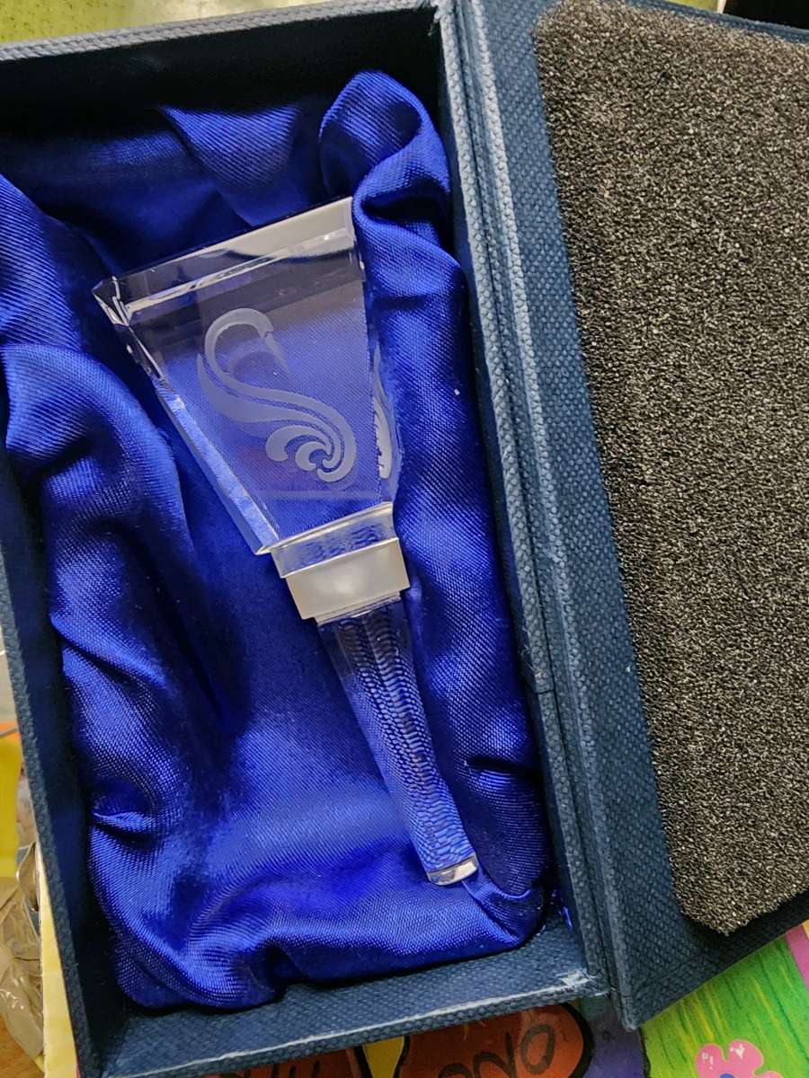 Crystal wine stopper