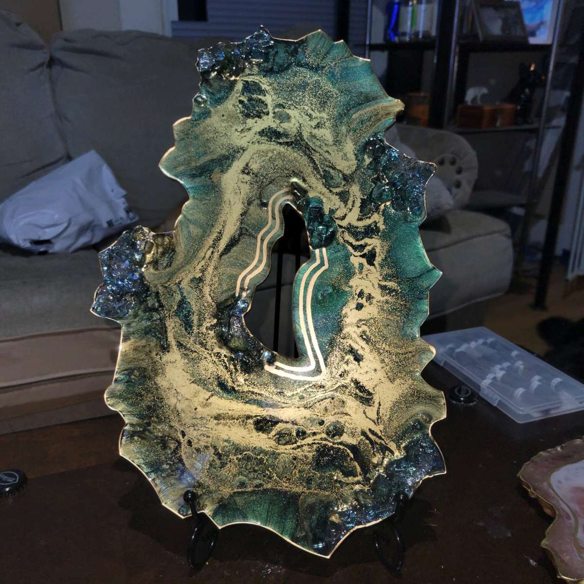 Geode Artwork Stand included