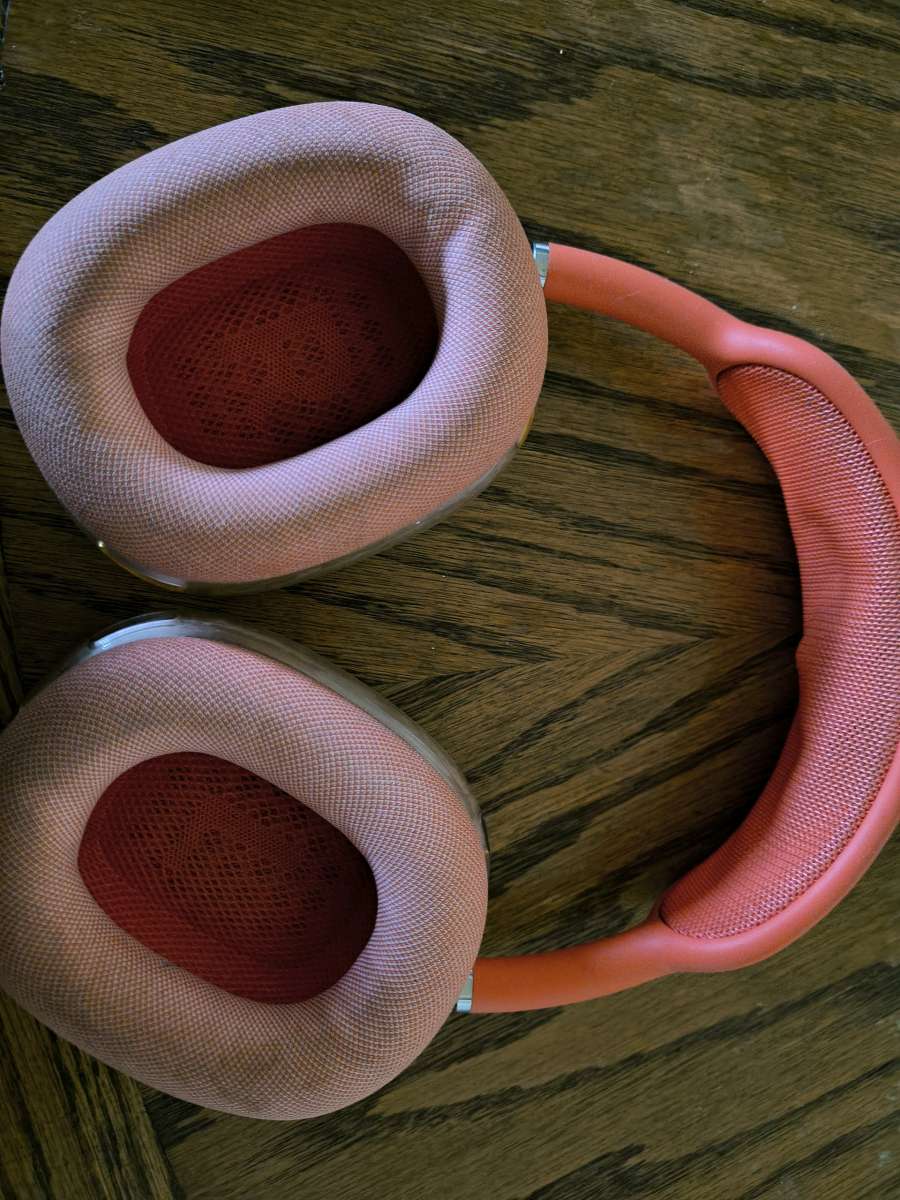 apple airpod Max pink with covers