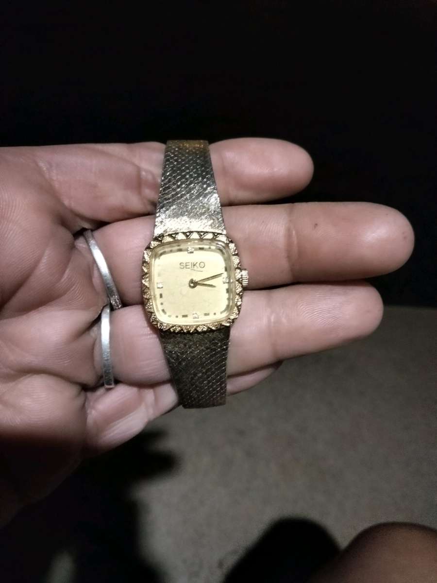 Womans Seiko gold with diamonds watch