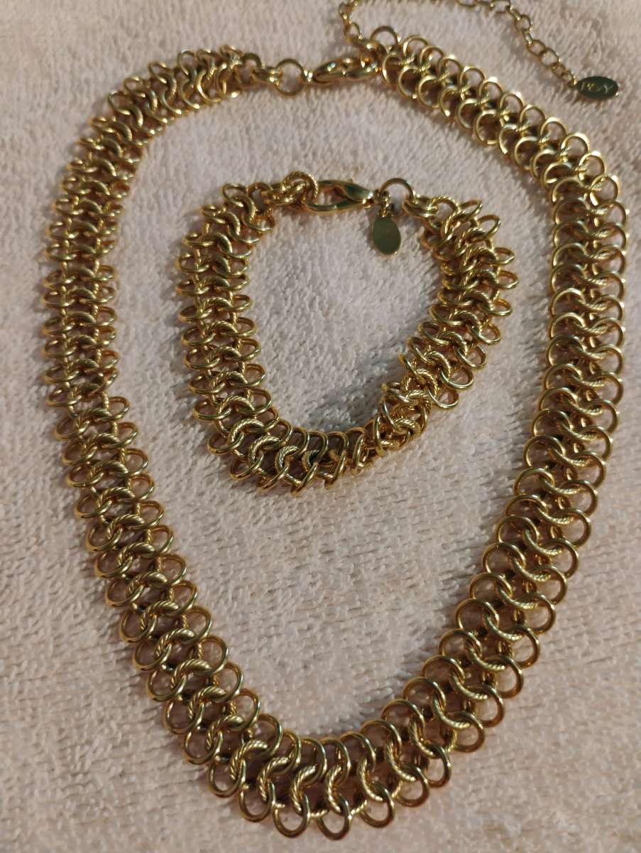 beautiful gold tone Necklace set