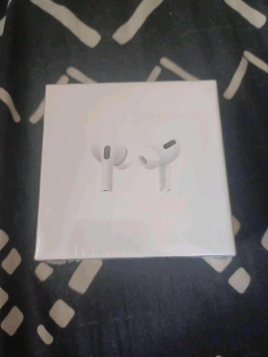 airpods Pro with wireless charging case