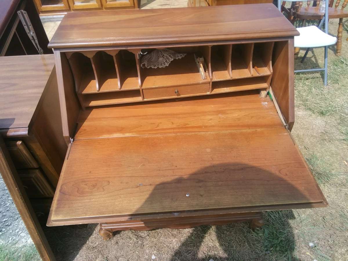 Mayagony Desk Antique has the key