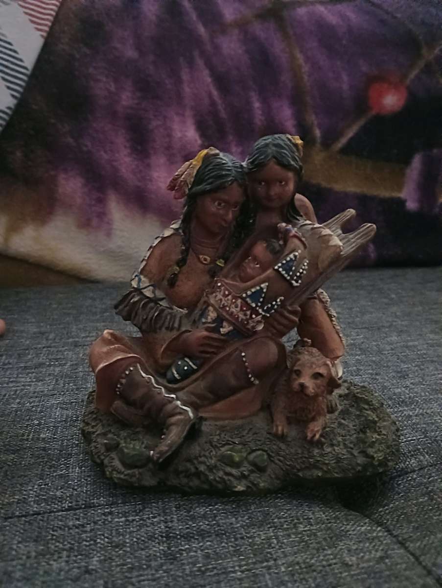 Indian statue of parents an baby