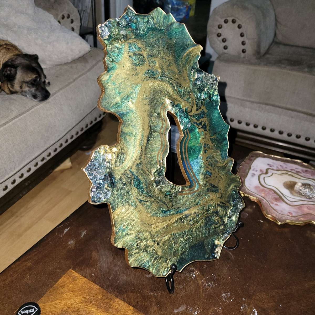 Geode Artwork Stand included