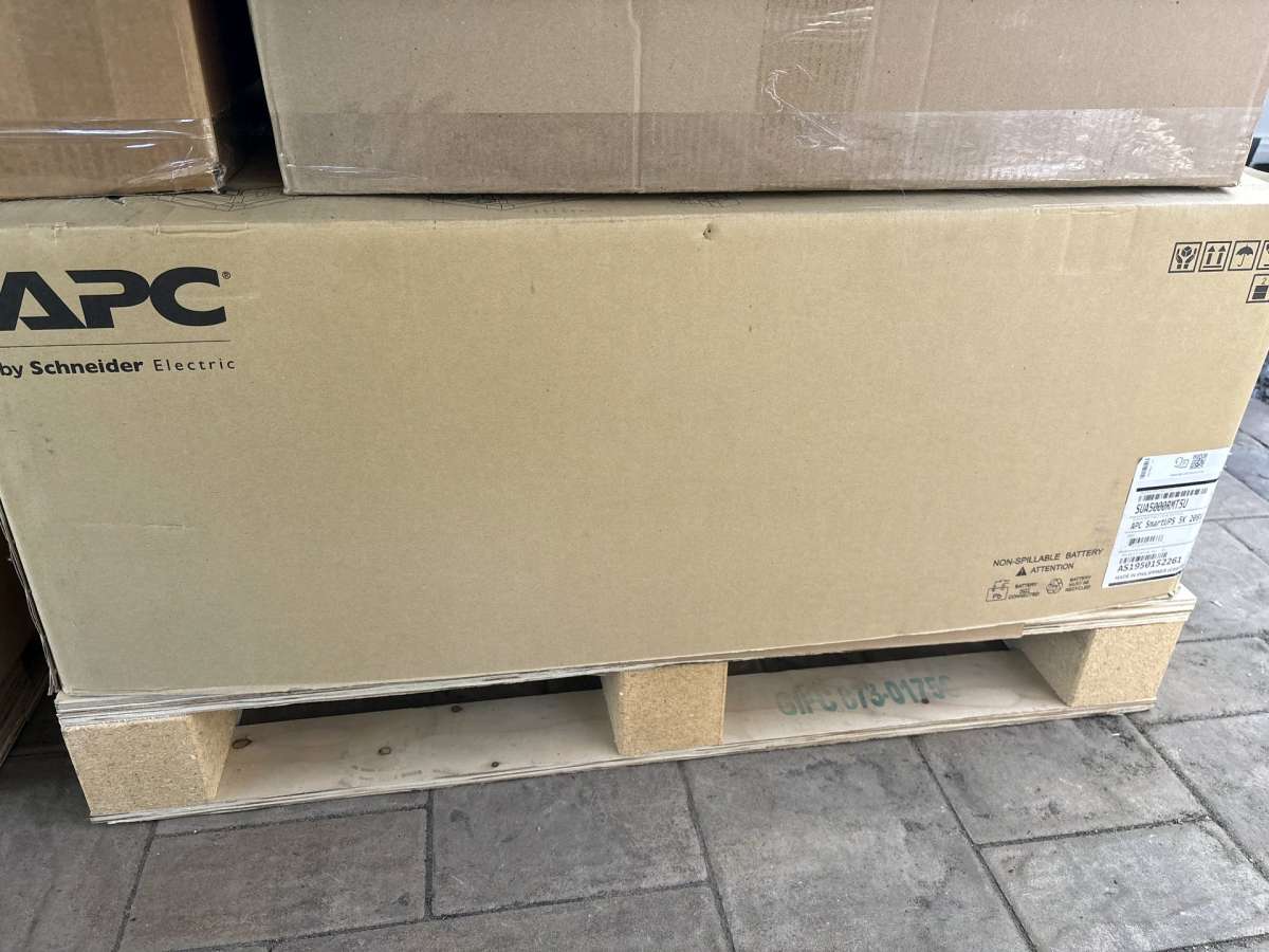 APC SmartUPS 5000VA 208V 4000W  SUA5000RMT5U  NEW