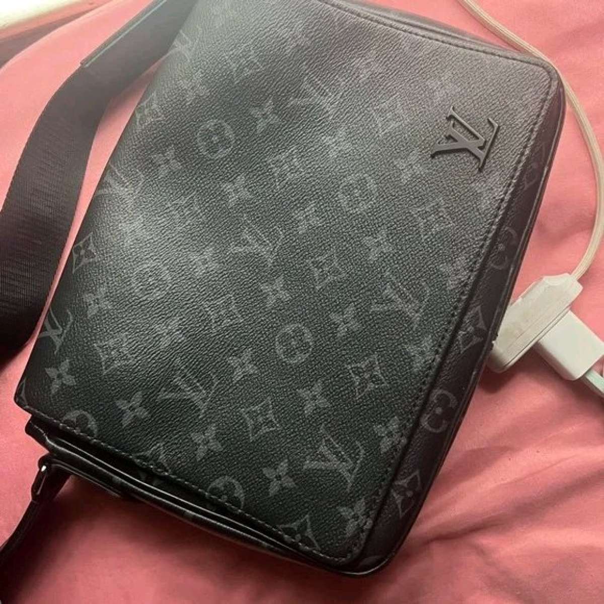Louis Vuitton throw offer