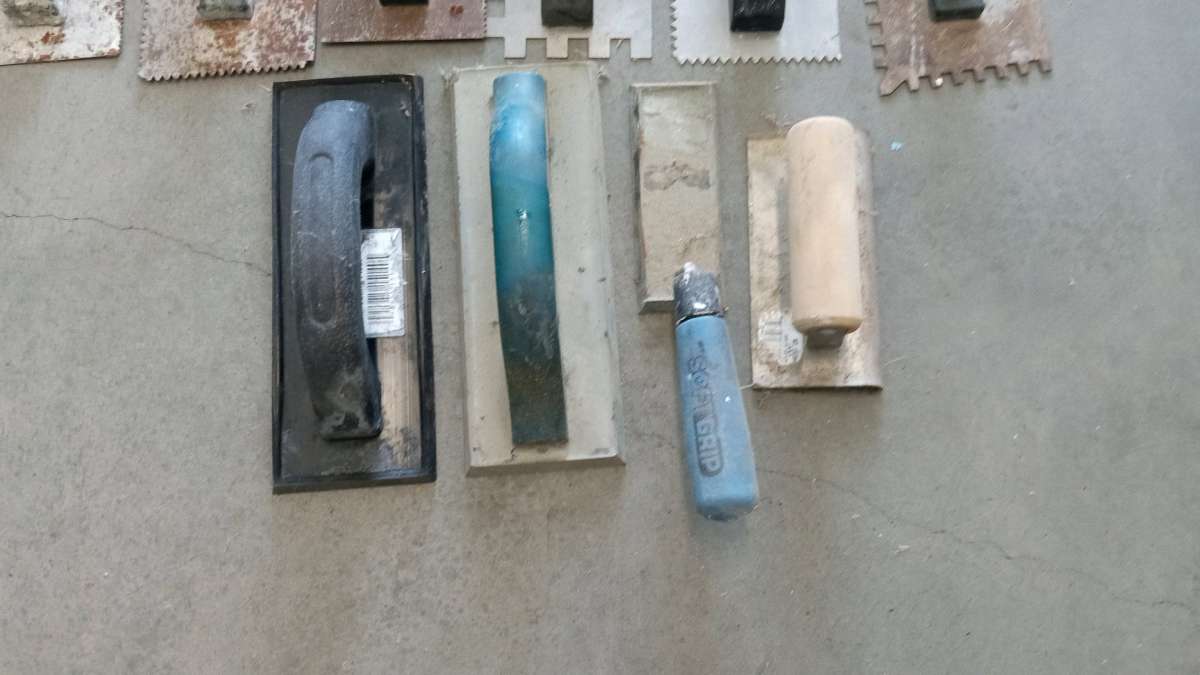 the sheel vinyl notched trowel plastic metal