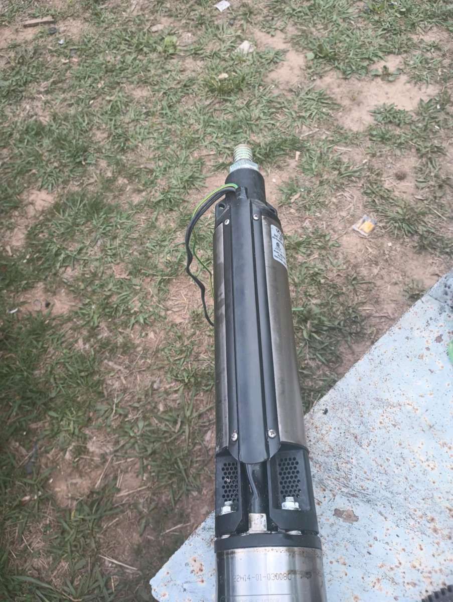 Submersible well pump