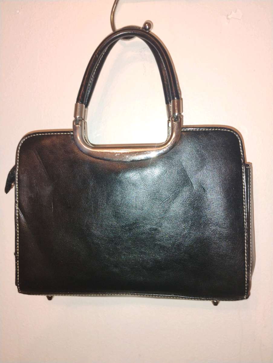 Gucci black leather handbag