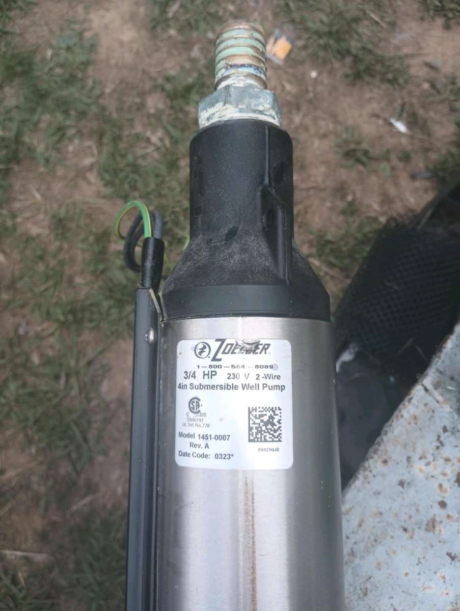 Submersible well pump