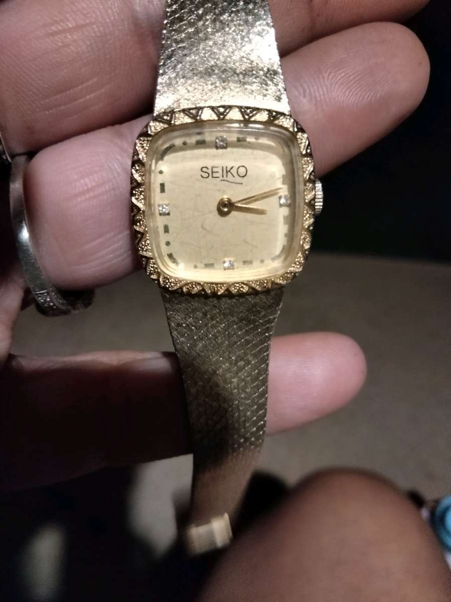 Womans Seiko gold with diamonds watch
