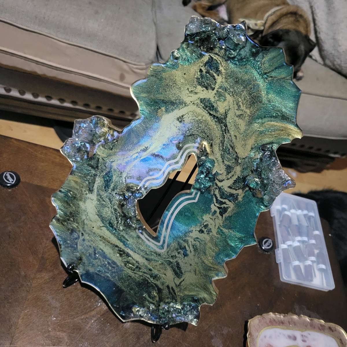 Geode Artwork Stand included