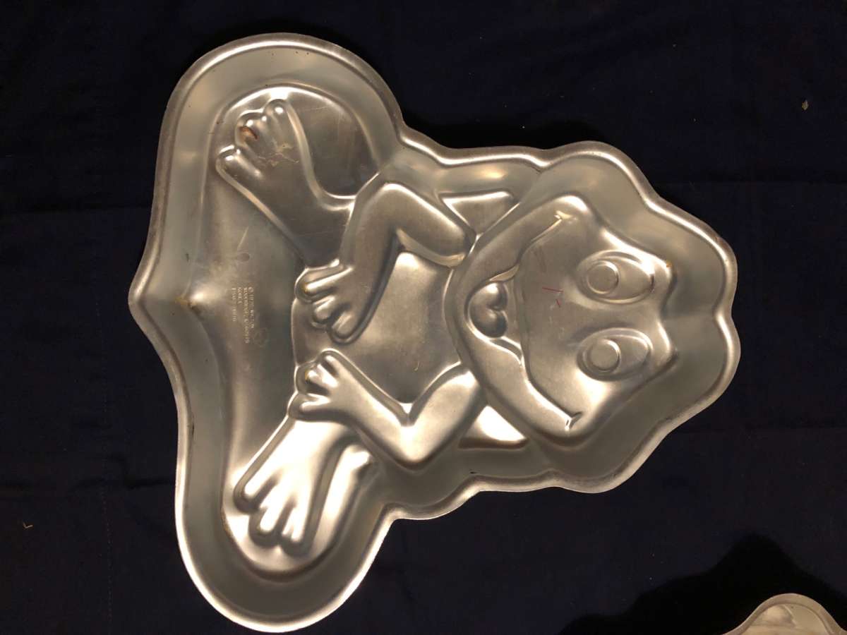 Its a vintage Wilton frog cake pan