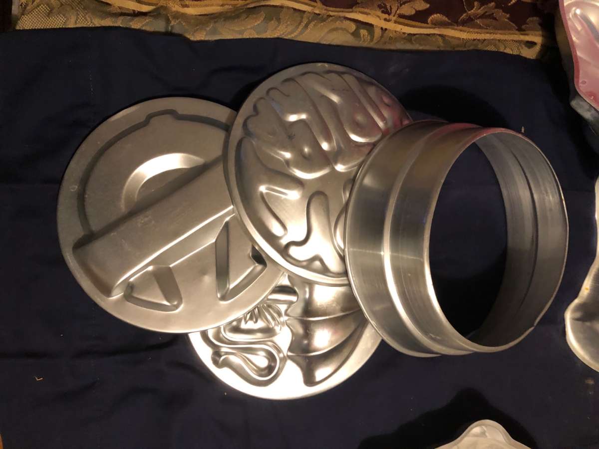 Wilton cake pans there vintage like new