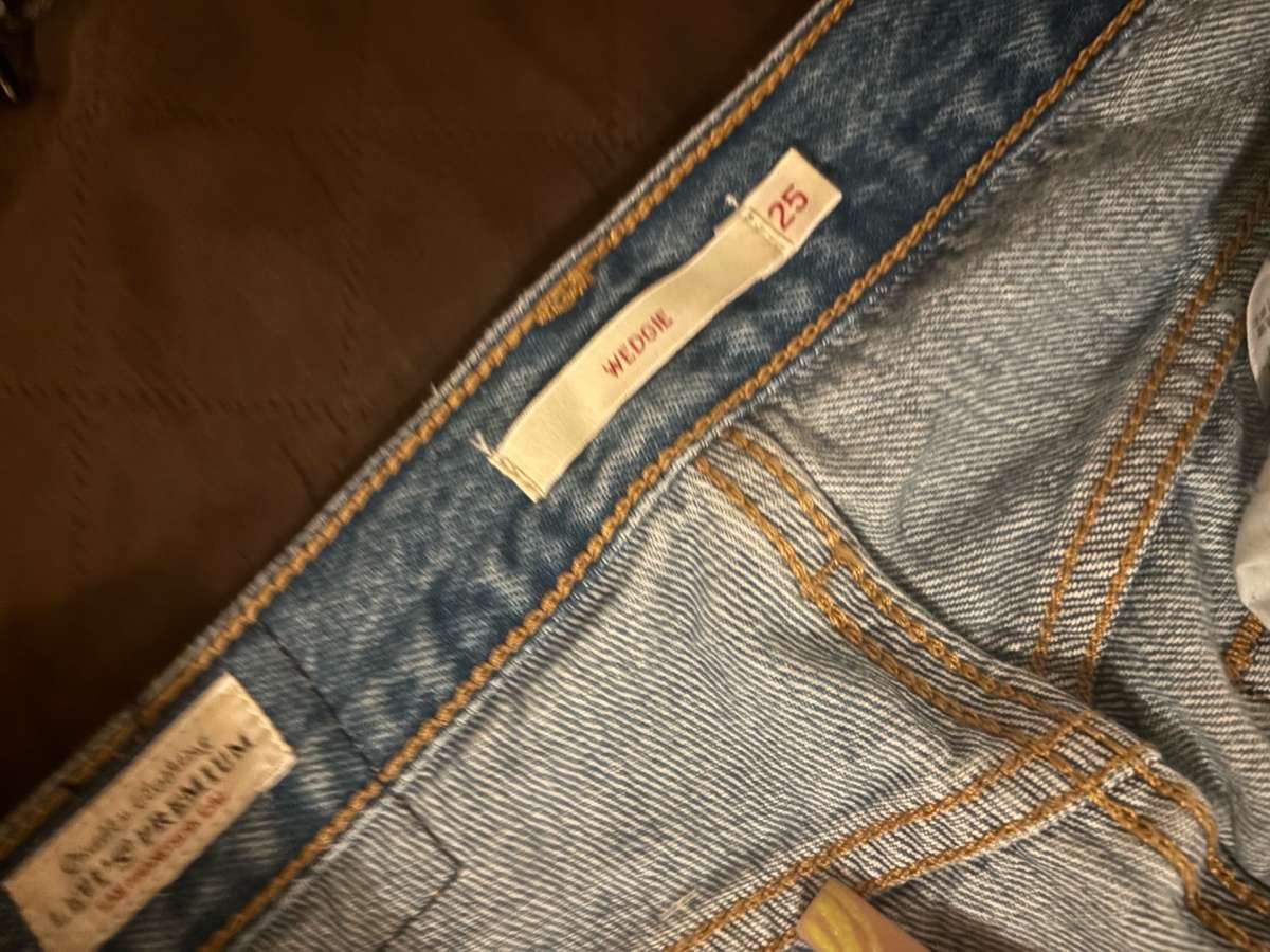 Levis women jeans