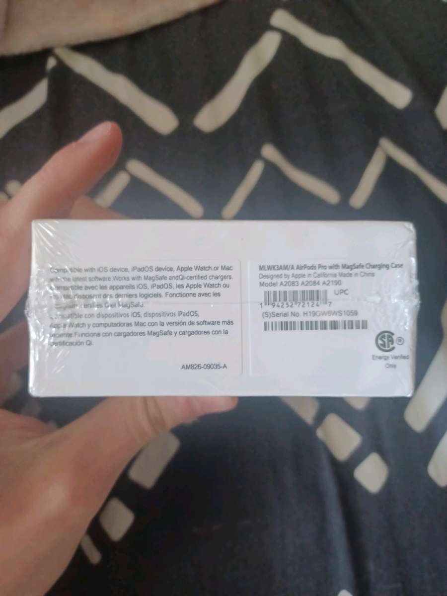 airpods Pro with wireless charging case