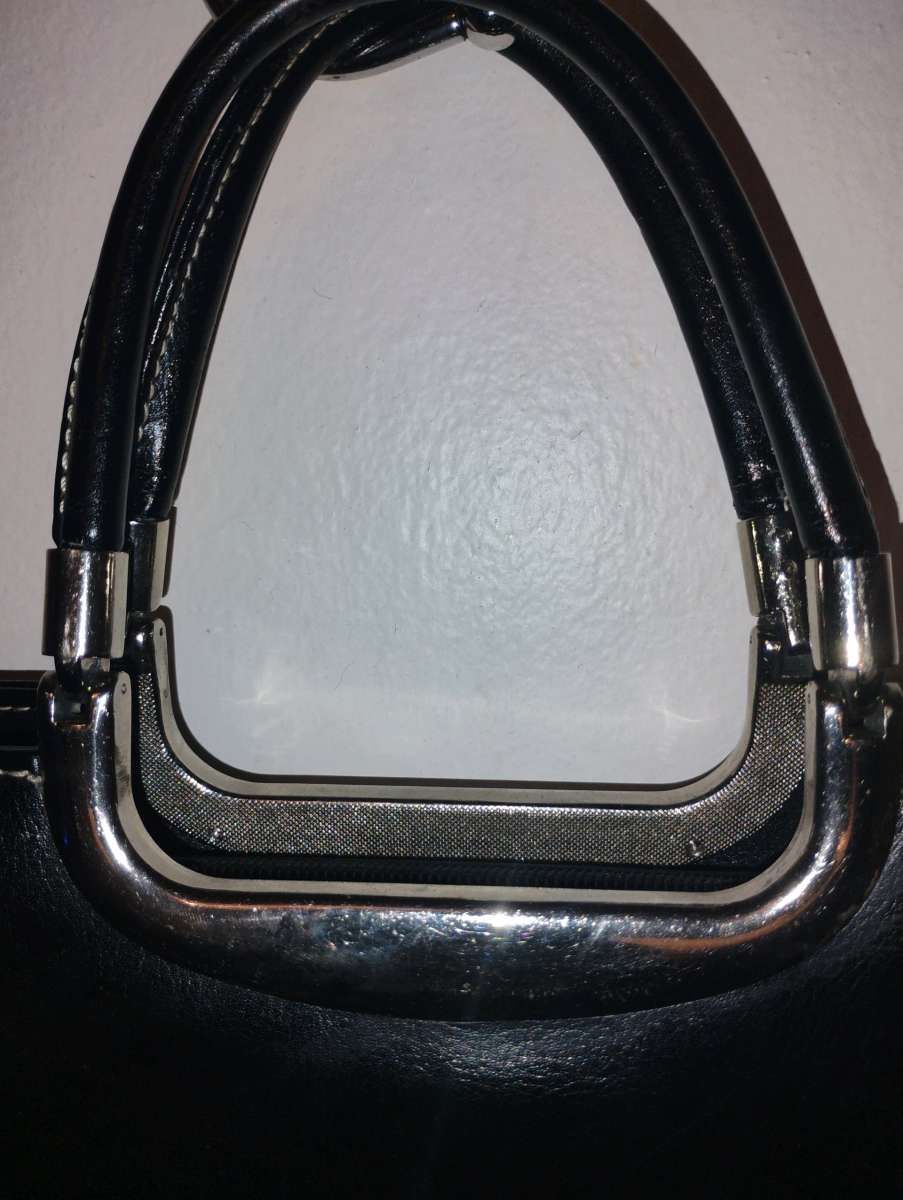 Gucci black leather handbag