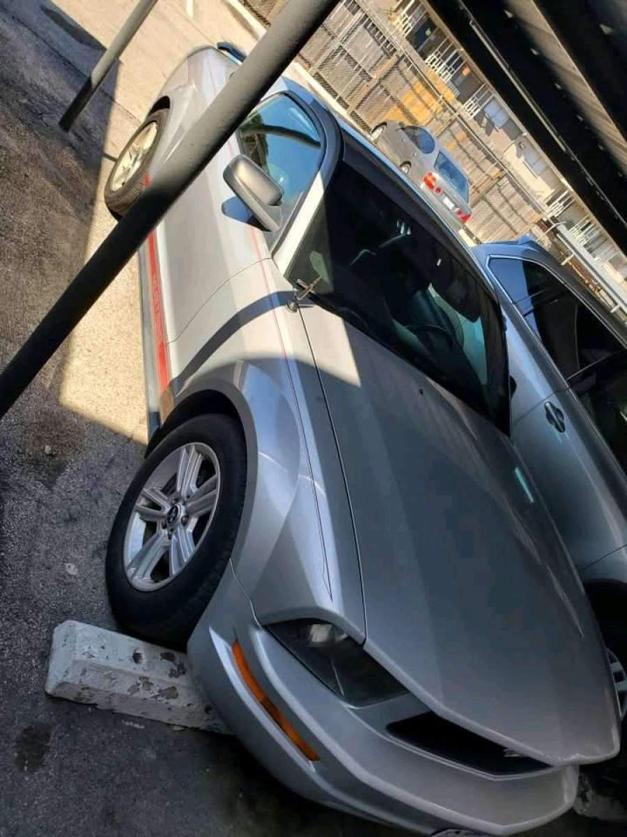 Ford Mustang 2005 standar