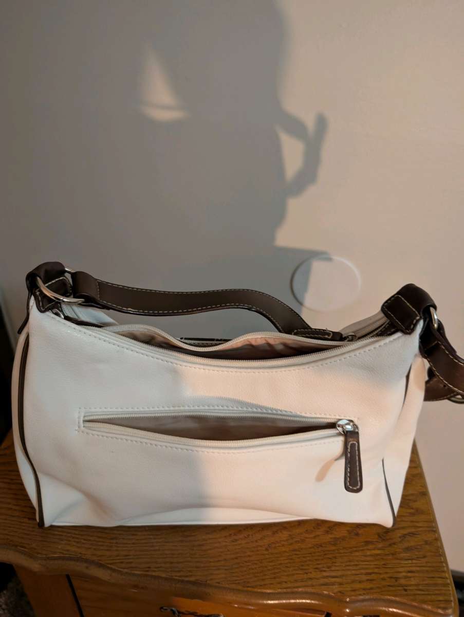 Chic Cream Shoulder Bag with Sleek Design and Versatile Styl