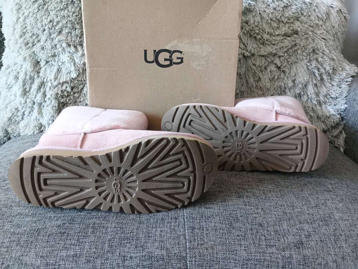 UGG Classic Short II Sherpa Cuff Suede Boot size 8 for women