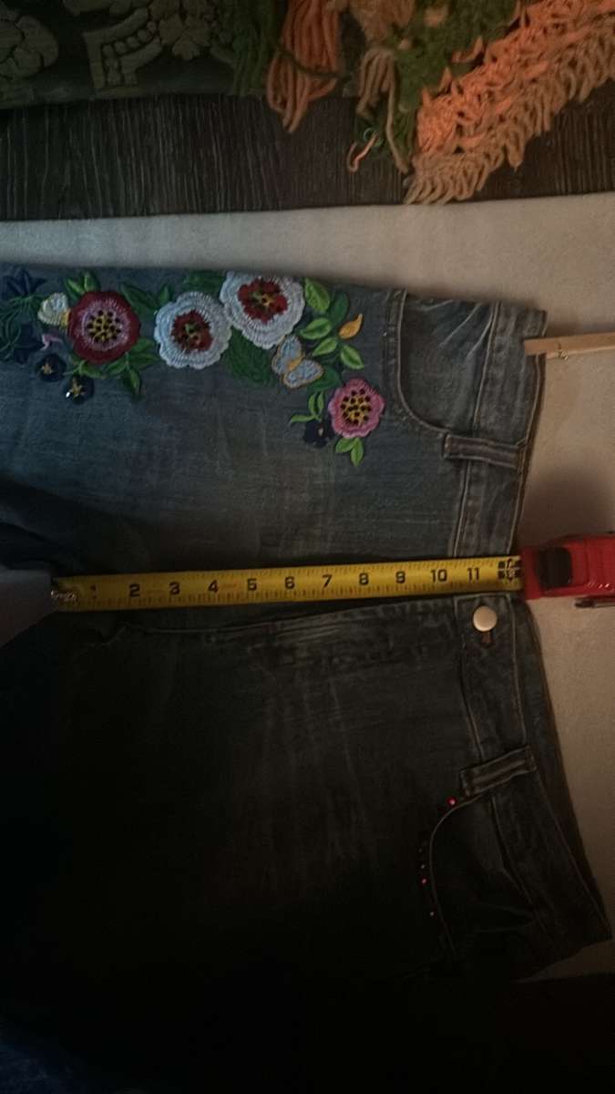 Boston Proper Embroidered Capri Shorts Size 16