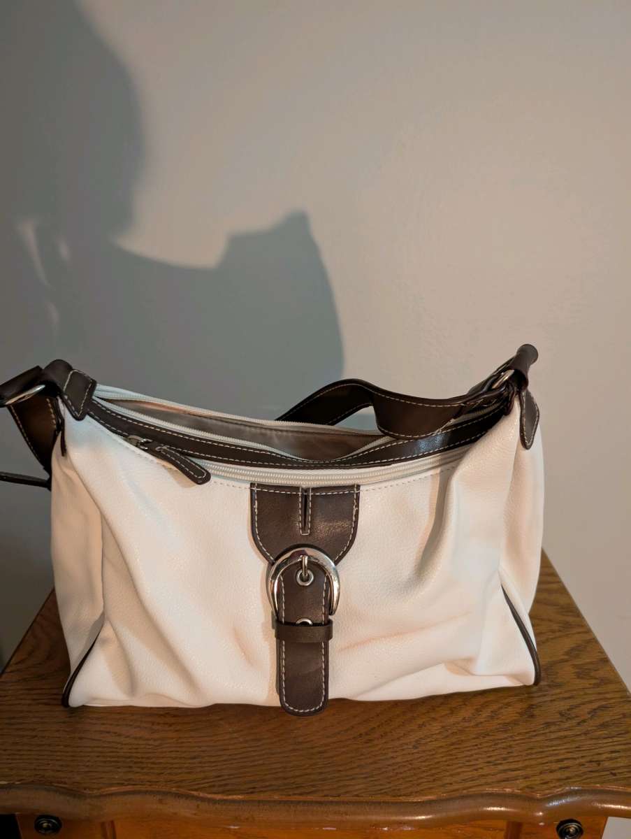 Chic Cream Shoulder Bag with Sleek Design and Versatile Styl