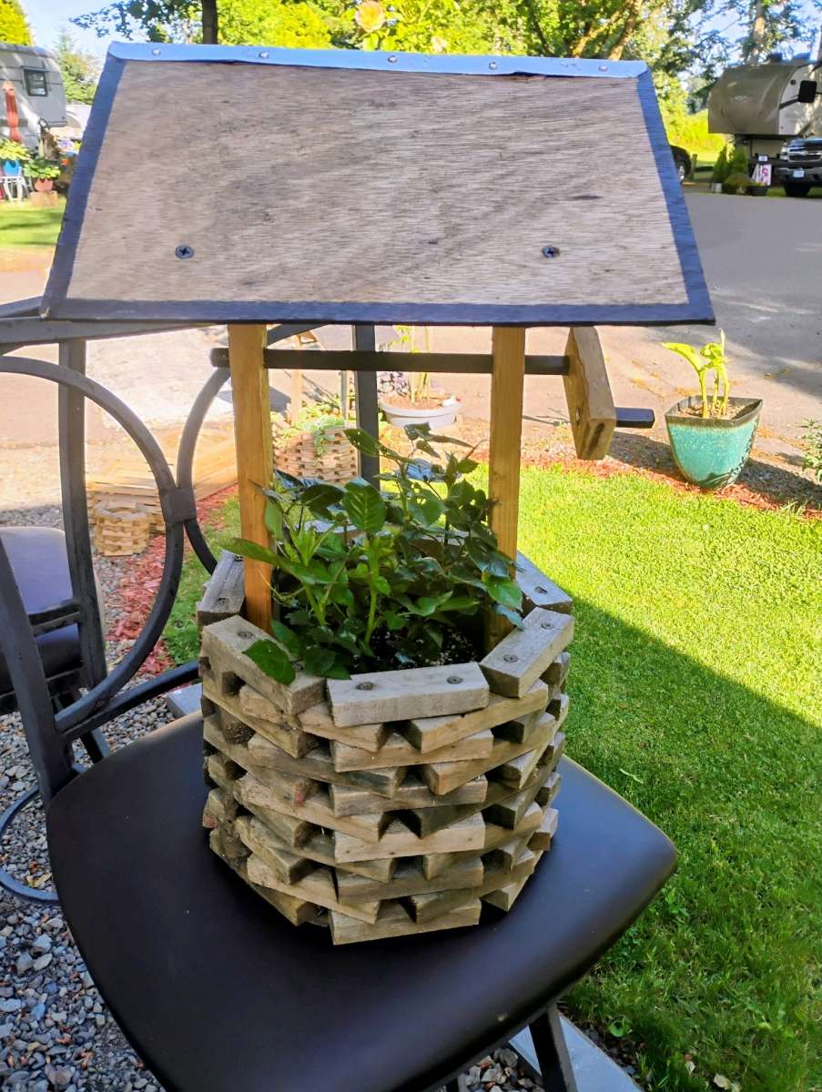 wishing well flower pot yard deco hand crafted