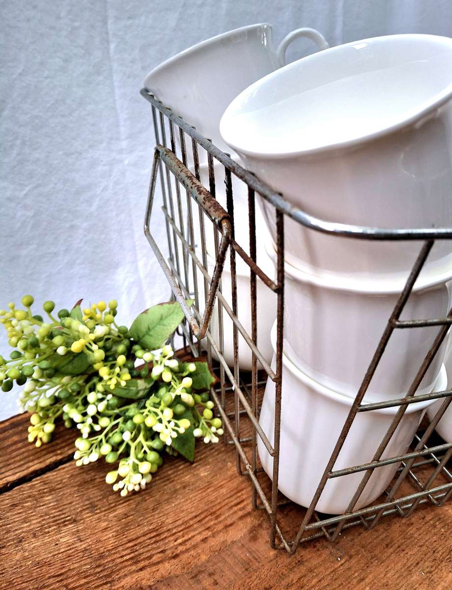Diner mugs in vintage basket