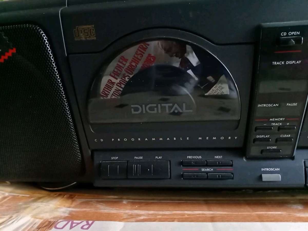 NEW IN BOX BOOMBOX AMFM RADIO CD RECORDER AZ8100