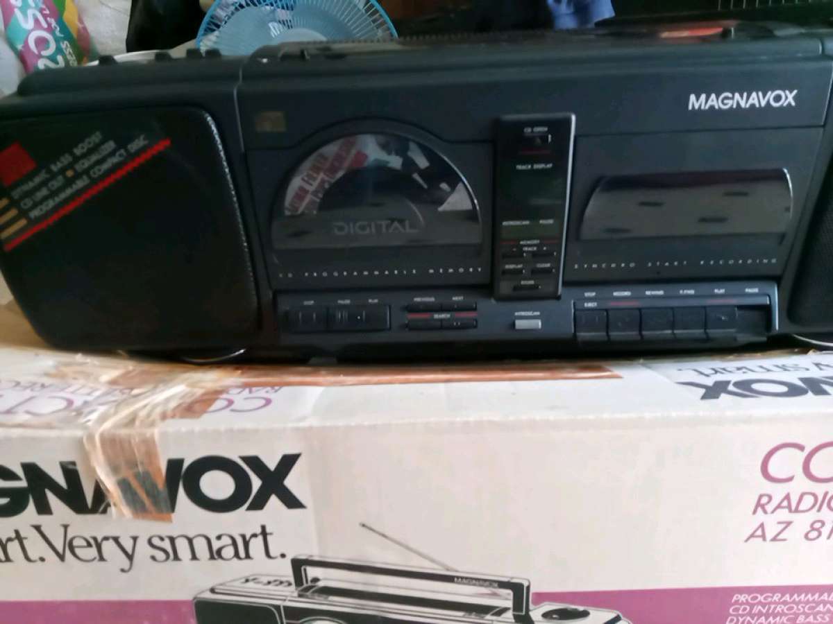 NEW IN BOX BOOMBOX AMFM RADIO CD RECORDER AZ8100