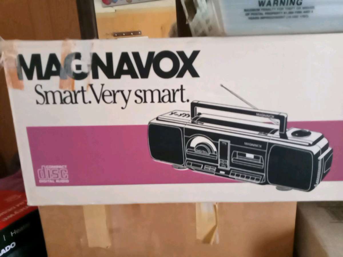 NEW IN BOX BOOMBOX AMFM RADIO CD RECORDER AZ8100