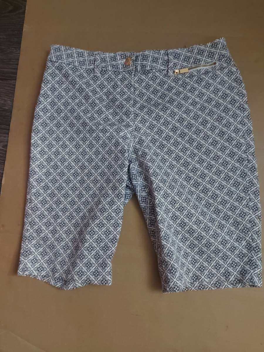 Jones New York Stretch Signature Bermuda Short Size 4P Black