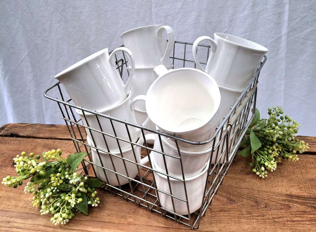 Diner mugs in vintage basket
