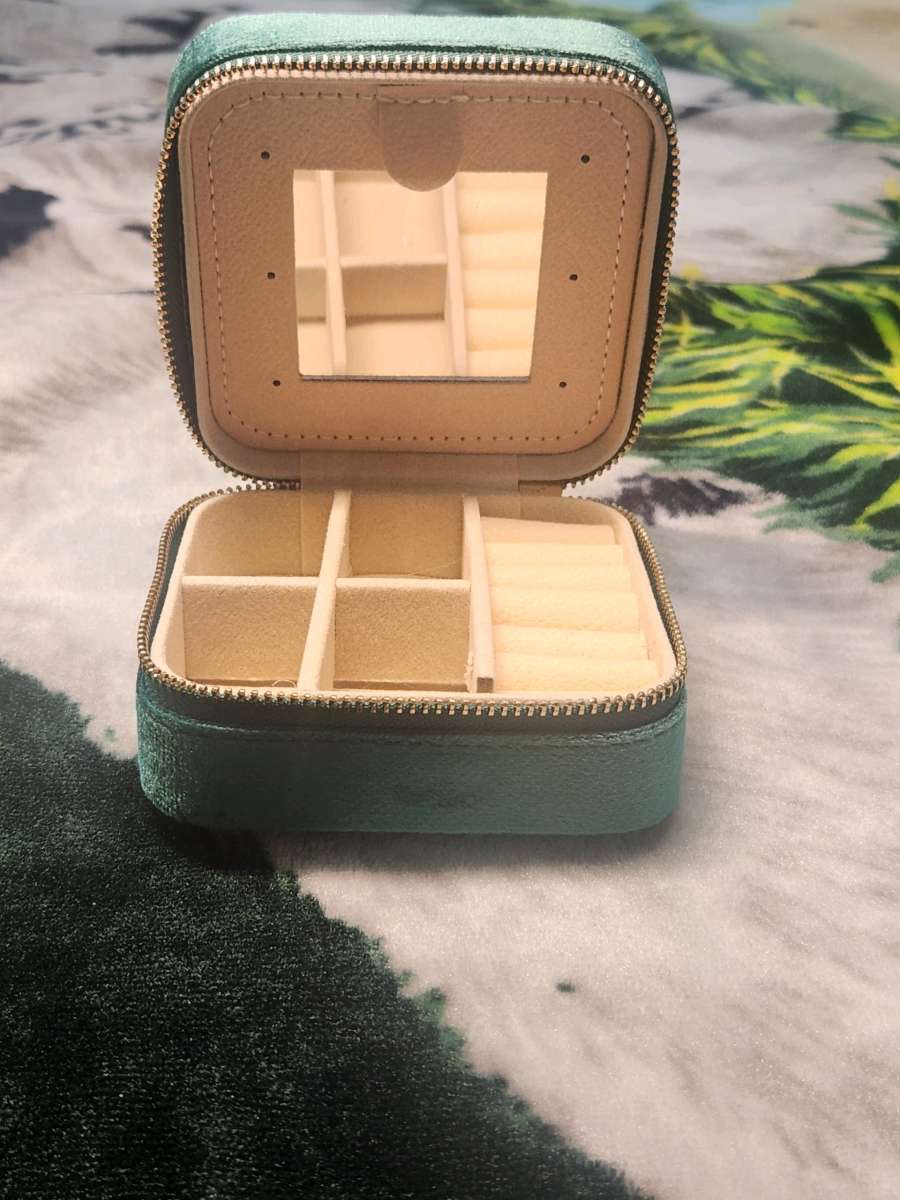 GREEN VELVET JEWELRY ACCESSORIES BOX