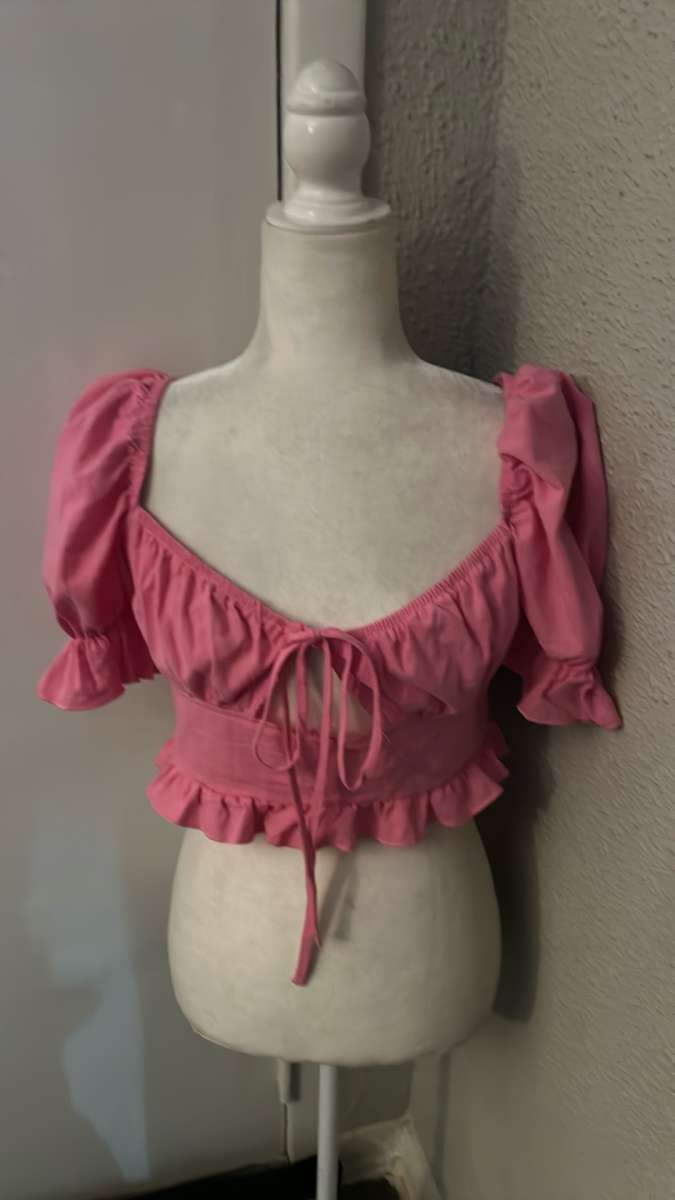 SHEIN Sweetheart Cut Out Tie Front Ruffle Trim Crop Top Barb