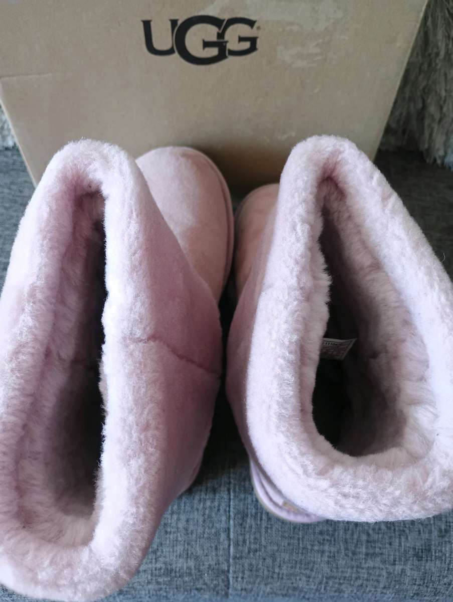 UGG Classic Short II Sherpa Cuff Suede Boot size 8 for women