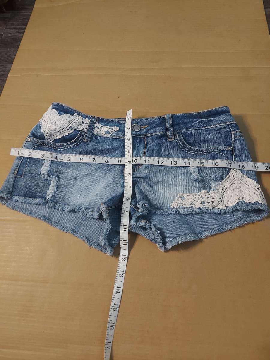 Hot Kiss Cici Embroidered Heart Short Size 7