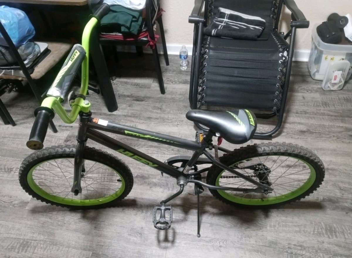 HUFFY ROCK IT V20 BOYS BIKE LIME GREEN  BLACK BIKE LOT 2