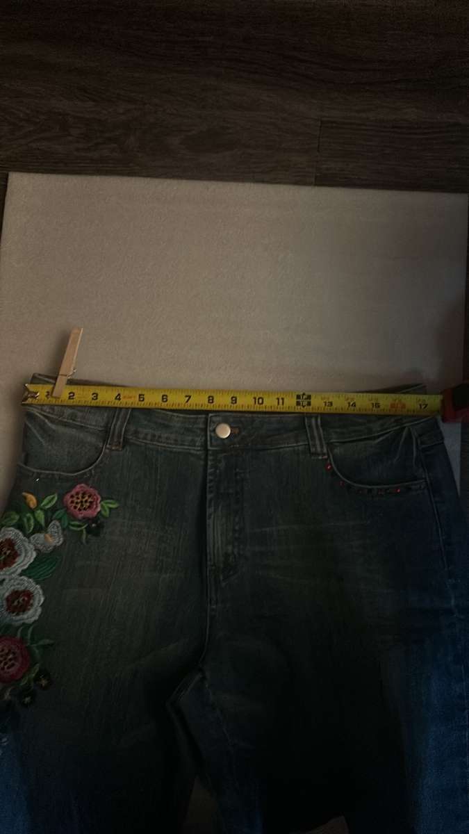 Boston Proper Embroidered Capri Shorts Size 16