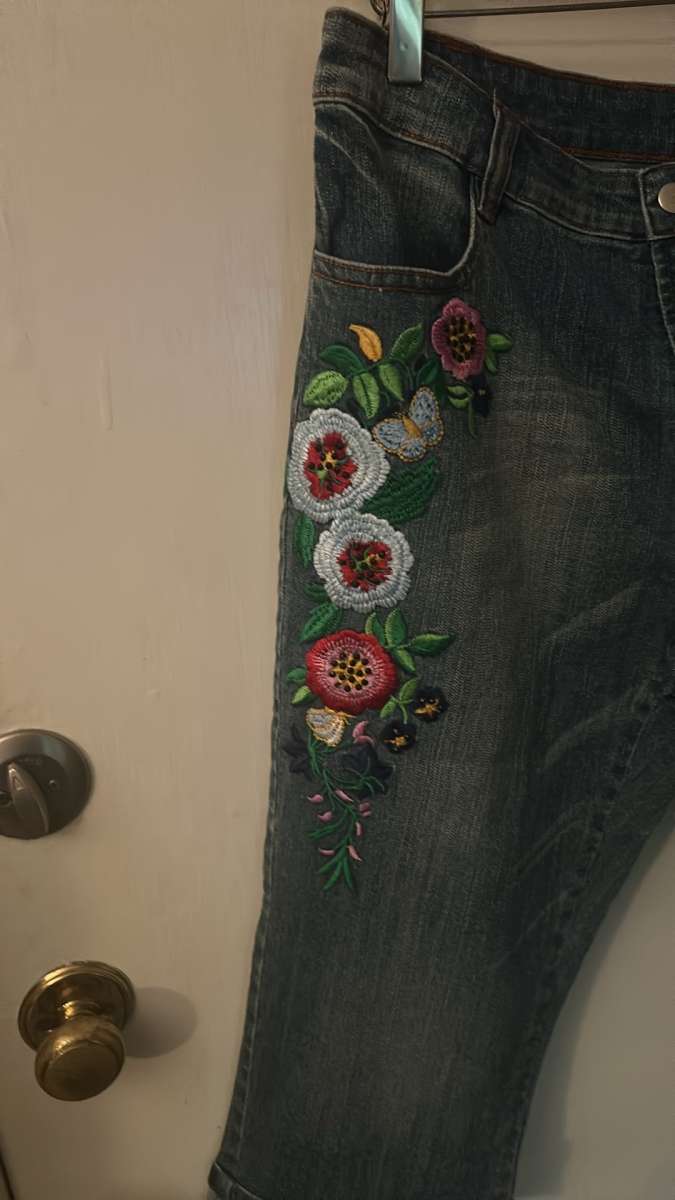 Boston Proper Embroidered Capri Shorts Size 16