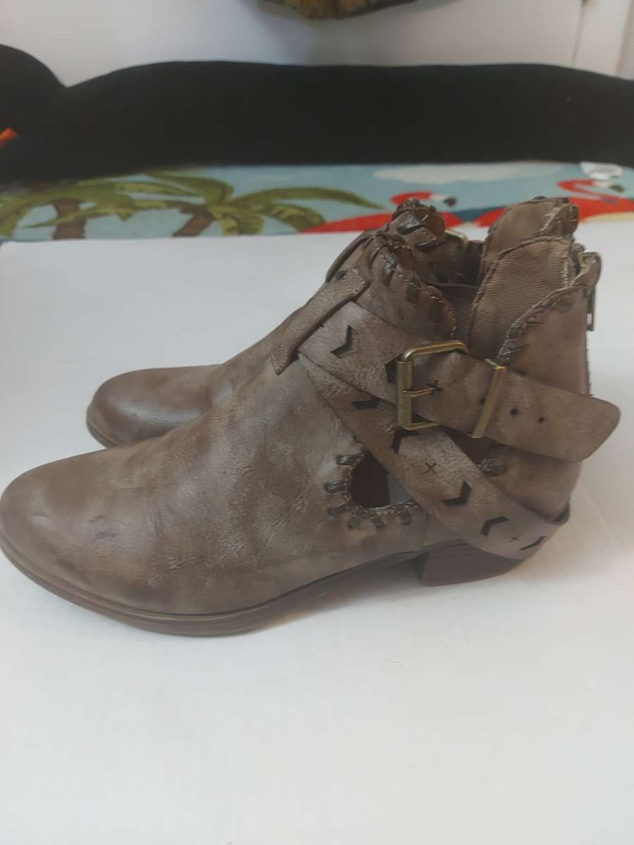 Rampage Criss Cross Strap Ankle Zip  Booties Size 7