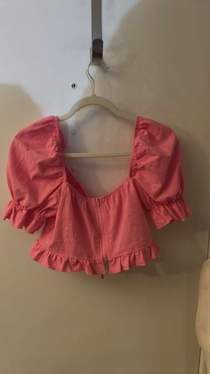 SHEIN Sweetheart Cut Out Tie Front Ruffle Trim Crop Top Barb